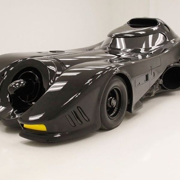 Το κατά Tim Burton Batmobile το βρίσκεις στη μισή τιμή