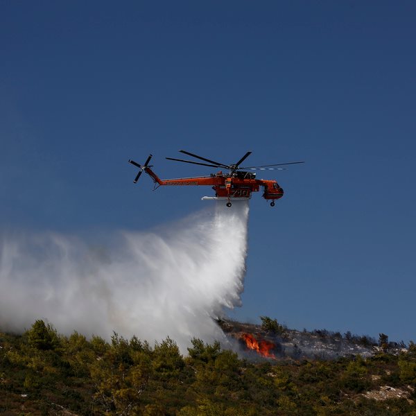 Ανεξέλεγκτες διαστάσεις έχει λάβει η μεγάλη φωτιά στην Κερατέα