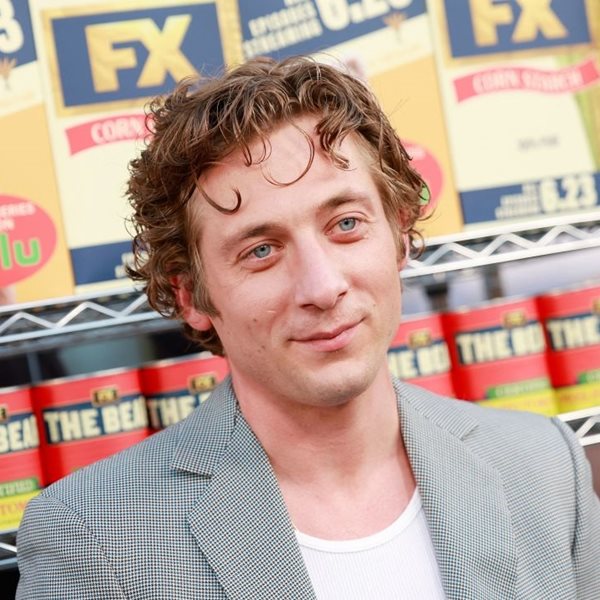 Ο Jeremy Allen White μπορεί και να μας πείσει να κυκλοφορήσουμε με sliders