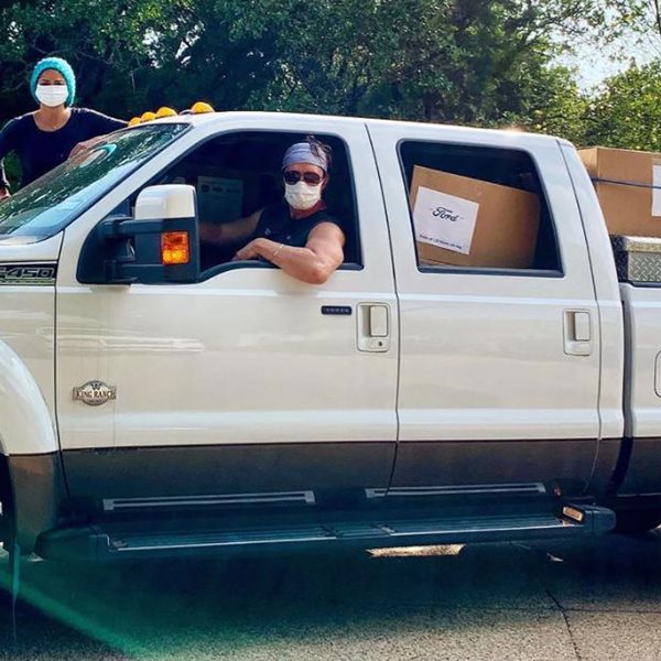 O Matthew McConaughey μοιράζει ιατρικές μάσκες με το αγροτικό του