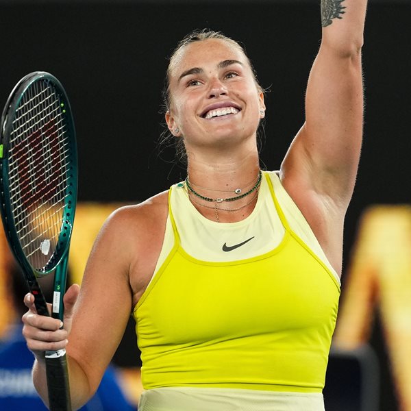H Aryna Sabalenka έκανε πως "ουρεί" πάνω στο βραβείο από το Australian Open και ξεσήκωσε αντιδράσεις (video)
