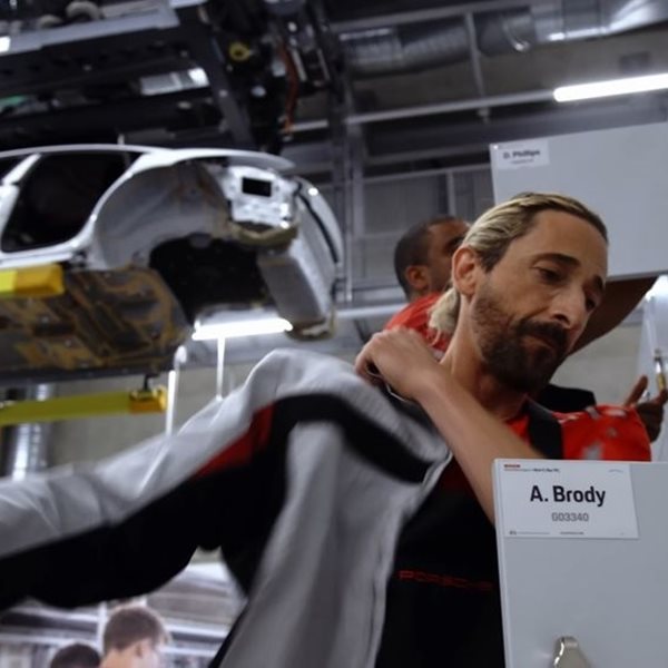 Δείτε τον Adrien Brody να δουλεύει στο εργοστάσιο της Porsche (video)