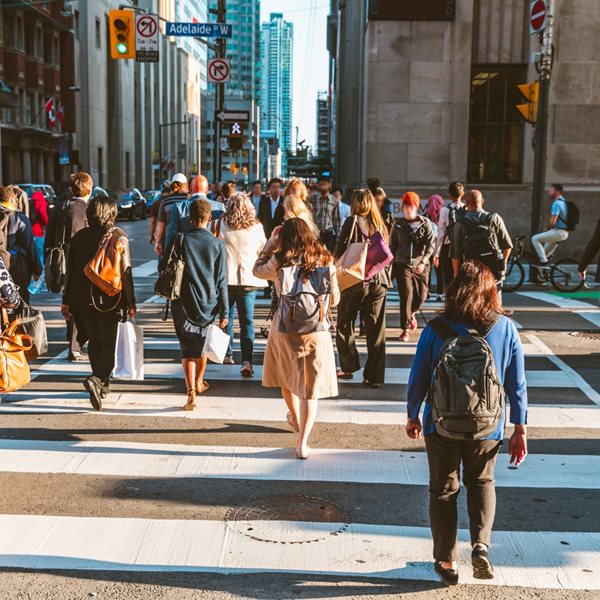 Σε ποια χώρα πέφτει πρόστιμο αν περπατάς πολύ γρήγορα