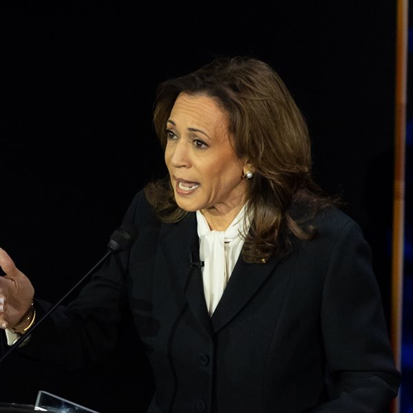 Τα σκουλαρίκια της Kamala Harris και το καλύτερο meme του debate