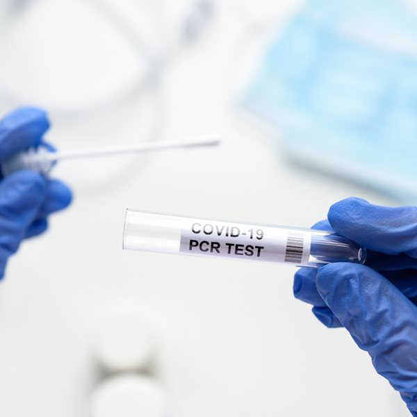 Tο PCR test μπορεί να δείχνει θετικό μετά την πέμπτη μέρα. Αλλά γιατί;