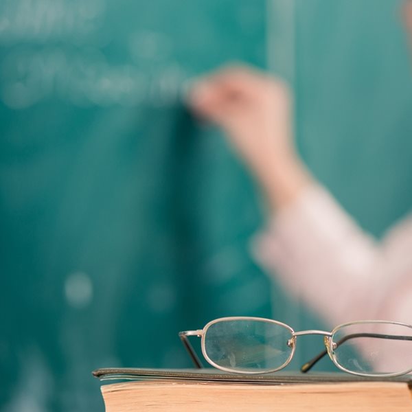 Δασκάλα απολύθηκε επειδή έδινε συμβουλές ως 'πάπισσα του οργασμού'