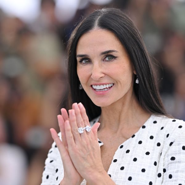 H Demi Moore μόλις προσγειώθηκε στους Παξούς