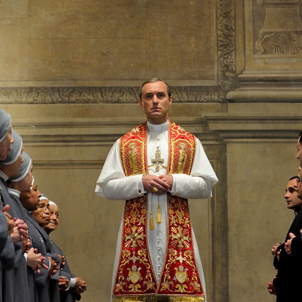 Μέγας είσαι Κύριε: Jude Law και John Malkovich στο sequel του Young Pope