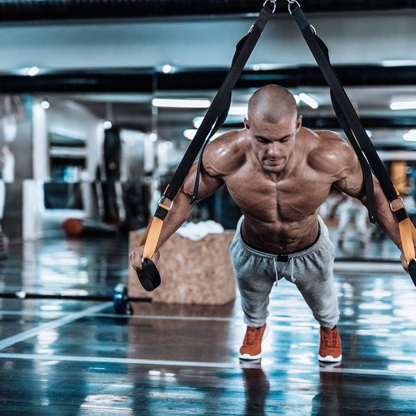 Γυμνάζοντας ολόκληρο το σώμα με έναν ιμάντα TRX
