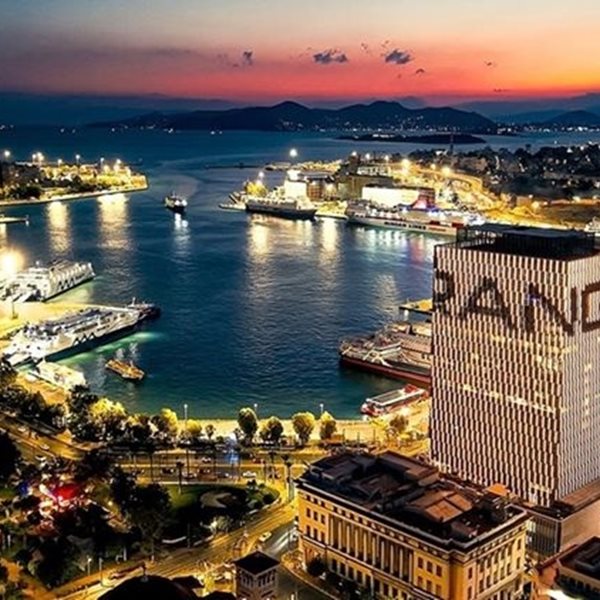 H Range Rover 'ανεβαίνει' στον Πύργο Πειραιά