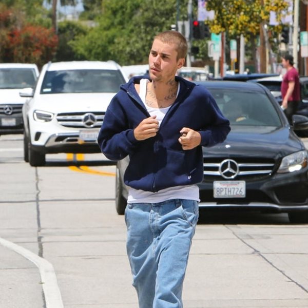 Baggy jeans όπως του Justin Bieber για μία χαλαρή casual Friday