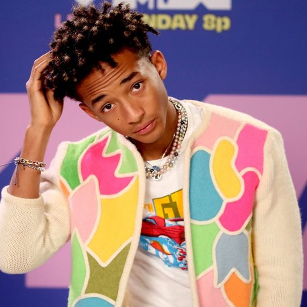 Στο κόκκινο χαλί της κοινωνικής αποστασιοποίησης των MVT VMAs 2020