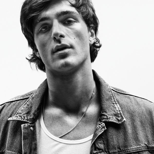 Η Calvin Klein επιστρέφει στα essentials