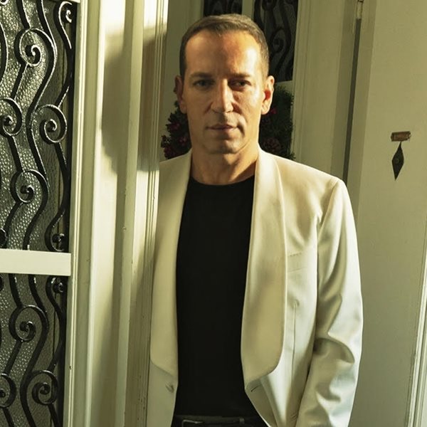 Ο πιο cool τρόπος να φορέσεις το off white σακάκι σμόκιν από τον στιλίστα Στέφανο Ζαούση