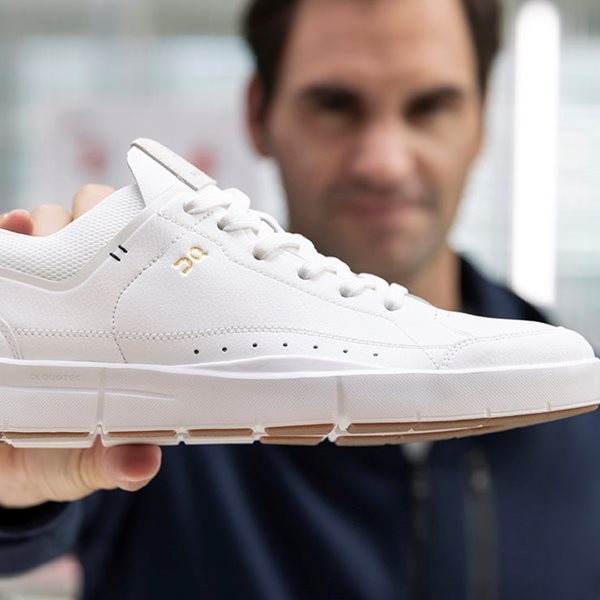 Τα λευκά sneakers του καλοκαιριού ανήκουν στον Roger Federer