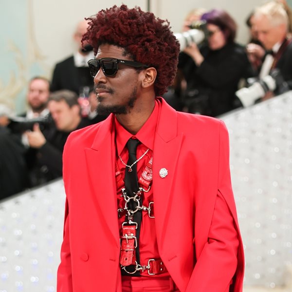 Ζηλέψαμε τα νέα Ray-Ban Boyfriend Reverse του Labrinth