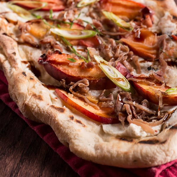 Η συνταγή για πίτσα με ροδάκινο και προσούτο