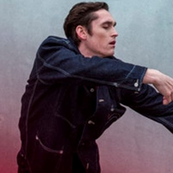 Η κόκκινη συλλογή της Levi’s έχει κάτι από τα 90s