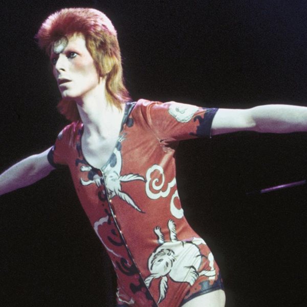 Όταν ο Kansai Yamamoto έντυνε τον David Bowie