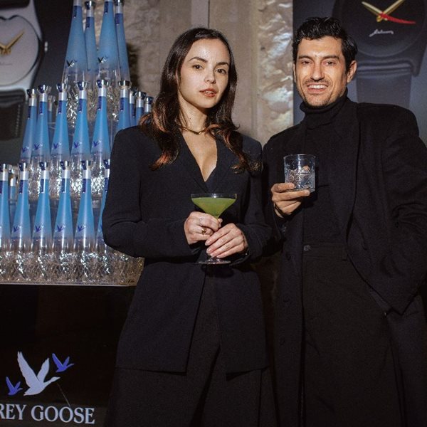 Ο Αργύρης Πανταζάρας και η Σίσσυ Τουμάση στην παρουσίαση του εμβληματικού ρολογιού του Οίκου Minas, απολαμβάνοντας Grey Goose Altius