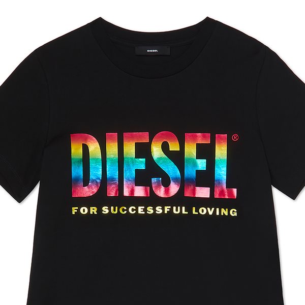 Η νέα συλλογή της Diesel βάφεται στα χρώματα του Pride