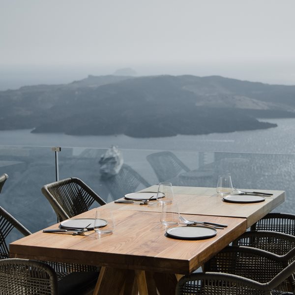 Ένα από τα καλύτερα εστιατόρια της Σαντορίνης σερβίρει στη Γλυφάδα