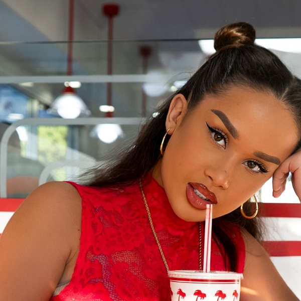 La Elvira, ένα παγκόσμιο αστέρι γεννήθηκε στο YouTube