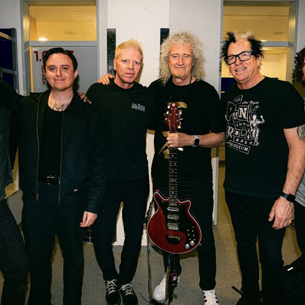 The Offspring και Brian May μαζί στη σκηνή