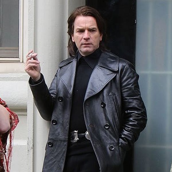 To total black 70s look του Ewan McGregor