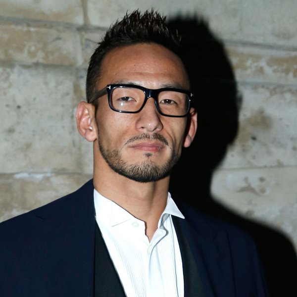 Ο Hidetoshi Nakata κοντράρει στιλιστικά τον David Beckham
