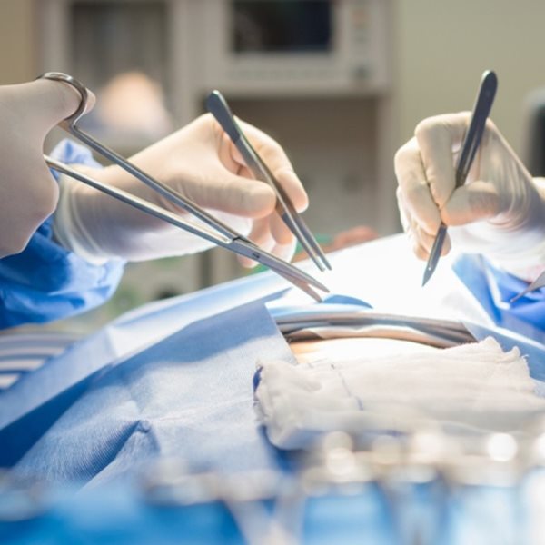 Το Ιατρικό Κέντρο Αθηνών πρωτοπορεί: Επιτυχής αντιμετώπιση υποτροπιάζοντος καρκίνου του ορθού με τη μέθοδο της κοίλιο-ιερεκτομής