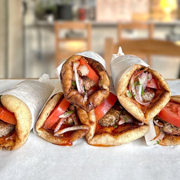 Στο Αιγάλεω θα φας ένα από τα πιο επικά αθηναϊκά σουβλάκια