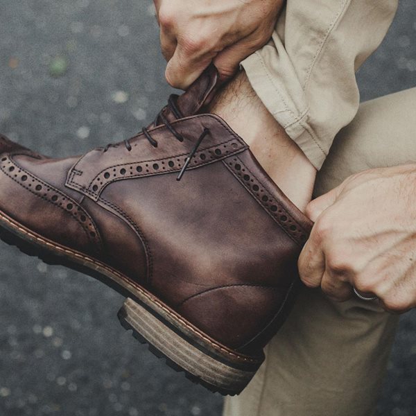 Τα Brogue Boots φοριούνται με κάθε smart casual σύνολο