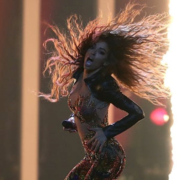 Ελένη Φουρέιρα: Σέξι εμφάνιση με ζαρτιέρες στο πλατό του House of Fame