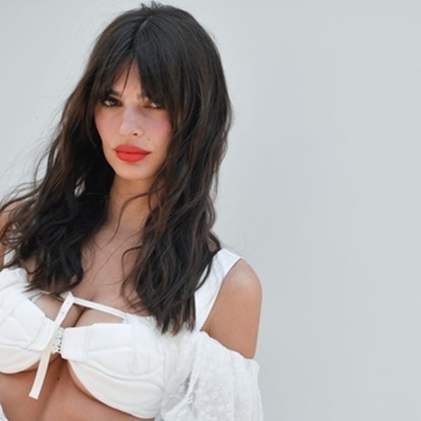 H Emily Ratajkowski στη Νέα Υόρκη με τα απολύτως απαραίτητα