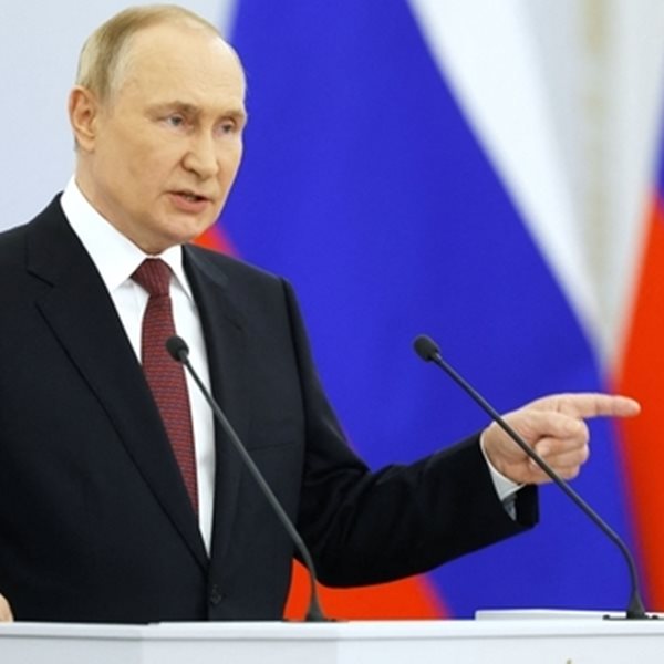 Τώρα ο Putin ζητάει από τους Ρώσους να κάνουν παιδιά για να επιβιώσει το έθνος τους