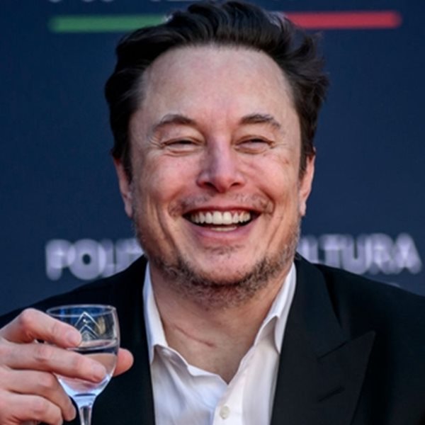 Σε άλλα νέα, ο Elon Musk είναι φαν της Taylor Swift