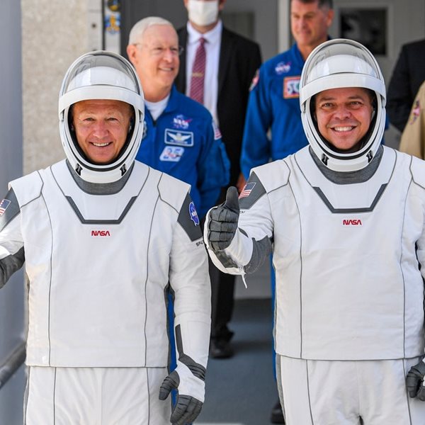 Το διαστημόπλοιο της SpaceX βούτηξε σε βαθιά πολιτικά νερά