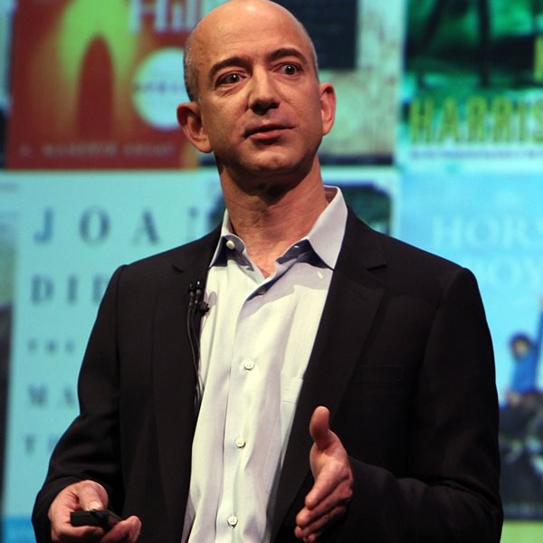 Jeff Bezos, πιο πλούσιος και από τους μεγιστάνες σούπερ ήρωες