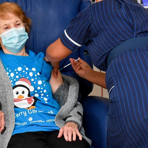 Covid-19: Mία 90χρονη Βρετανίδα είναι ο πρώτος άνθρωπος που εμβολιάστηκε