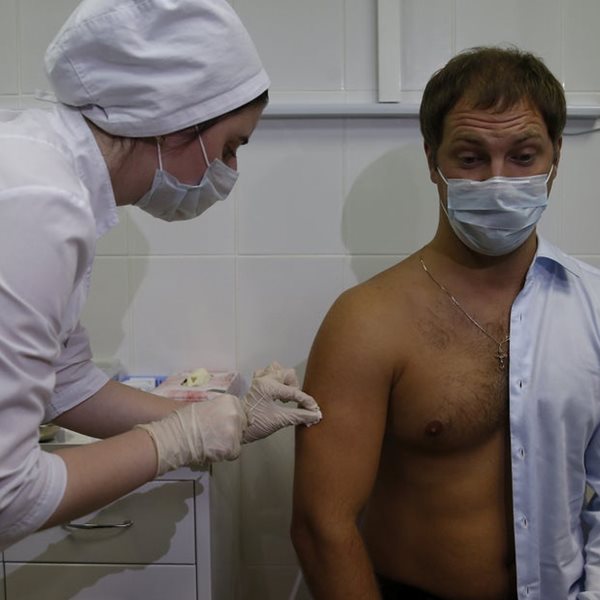 Στην Ρωσία ξεκίνησε η διανομή του εμβολίου κατά της Covid-19