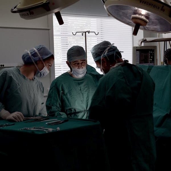 Τα συγκλονιστικά γράμματα που δέχονται οι Έλληνες γιατροί των ΜΕΘ