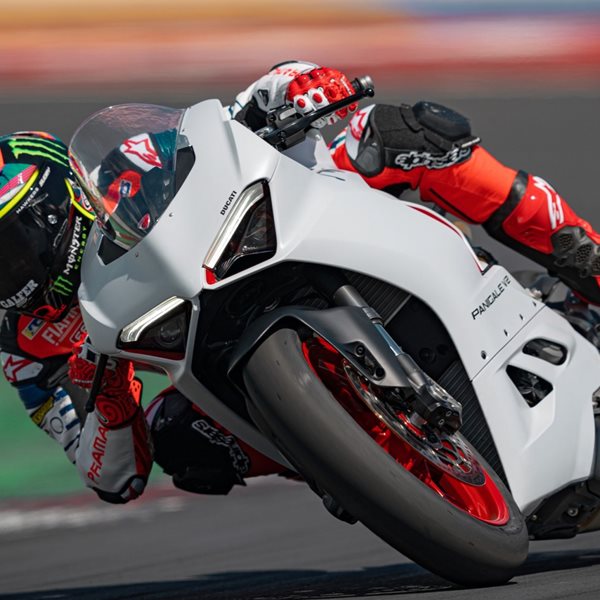 H Ducati Panigale V2 κυκλοφορεί σε μεταξένιες αποχρώσεις