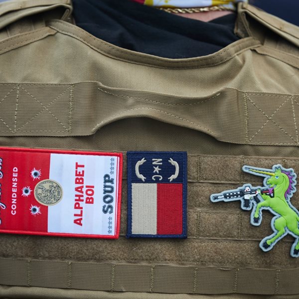 Boogaloo bois: Το οπλισμένο ακροδεξιό κίνημα με τα χαβανέζικα πουκάμισα