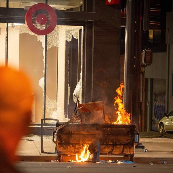 Οι ΗΠΑ τυλίγονται στις φλόγες μετά τη δολοφονία George Floyd