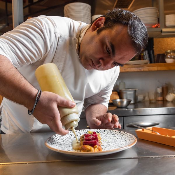 Μαθήματα ελληνικής κουζίνας από τον Νίκο Καραθάνο