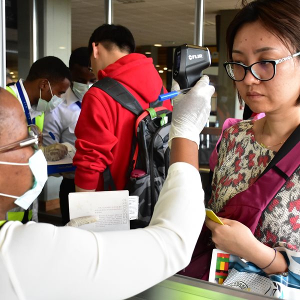Το παράξενο ρομπότ που σκοτώνει τον κοροναϊό
