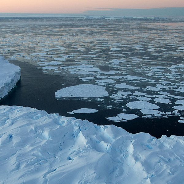 Ένα παγόβουνο στο μέγεθος της Εύβοιας κρατά σε αγωνία τον πλανήτη