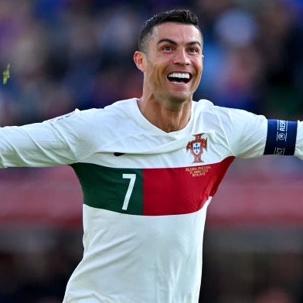 Ο Cristiano Ronaldo, οι ανάγλυφοι κοιλιακοί και τα βαμμένα νύχια