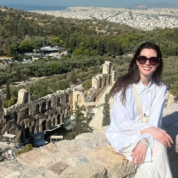 H Anne Hathaway ανεβάζει υπέροχες εικόνες από Ελλάδα στο instagram